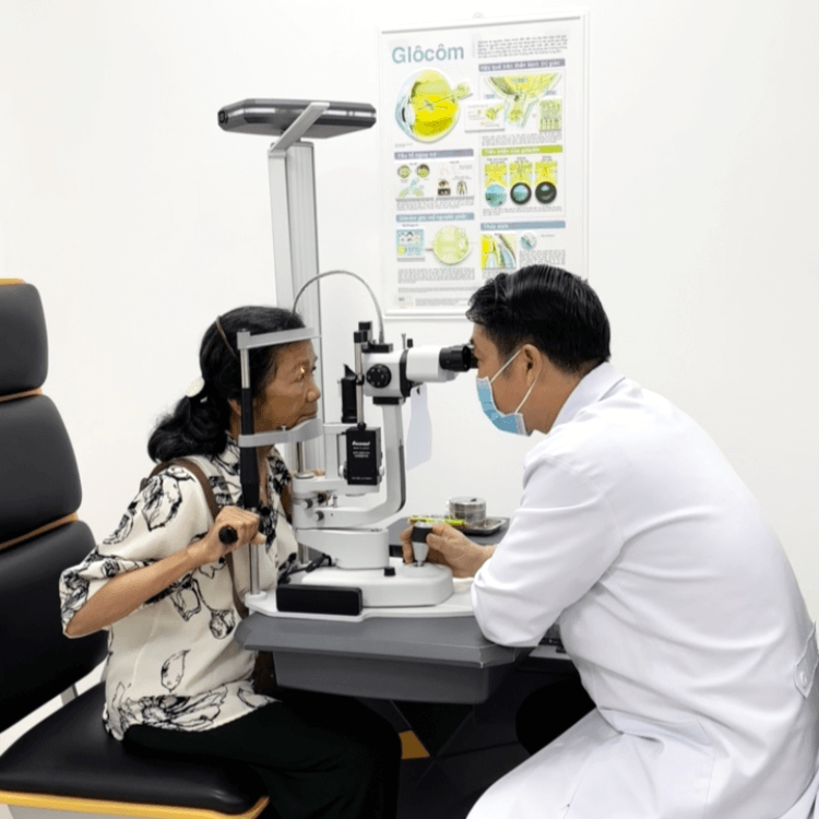 Khám và điều trị tật khúc xạ